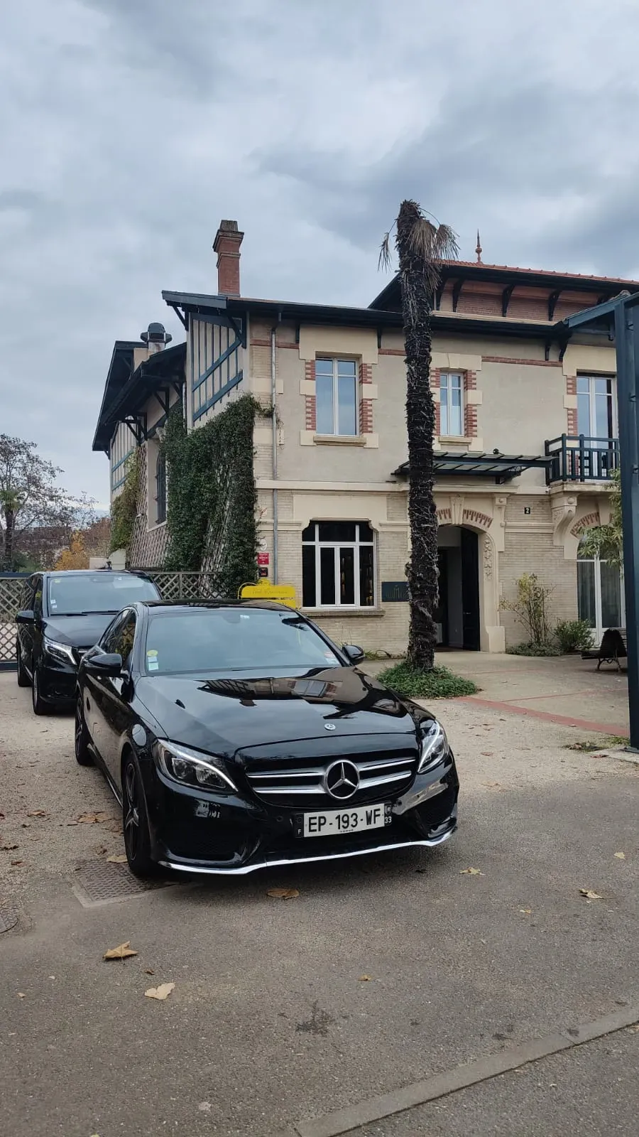 Chauffeur privé dédié au volant d'une Mercedes Classe C pour un événement familial à Bordeaux