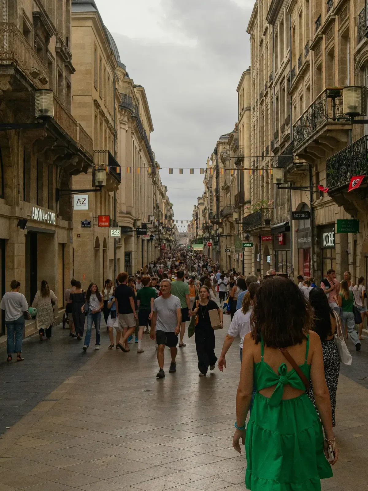 Groupe d'amis lors d'une journée d'activités en van avec chauffeur pour un EVG ou un EVJF près de Bordeaux